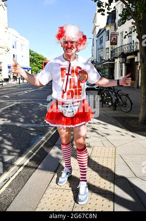 Brighton Royaume-Uni 3 juillet 2021 - un fan d'Angleterre à Brighton avant les tonights European Championship quart final match contre l'Ukraine : Credit Simon Dack / Alamy Live News Banque D'Images