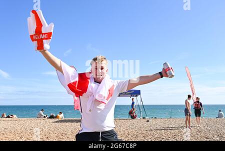 Brighton Royaume-Uni 3 juillet 2021 - un fan d'Angleterre sur Brighton Beach avant les tonights European Championship quart final match contre l'Ukraine : Credit Simon Dack / Alamy Live News Banque D'Images