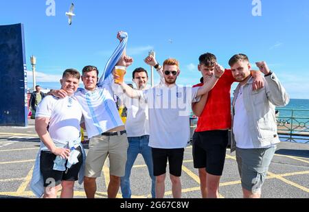 Brighton Royaume-Uni 3 juillet 2021 - l'Angleterre fans à Brighton avant les tonights European Championship quart final match contre l'Ukraine : Credit Simon Dack / Alamy Live News Banque D'Images