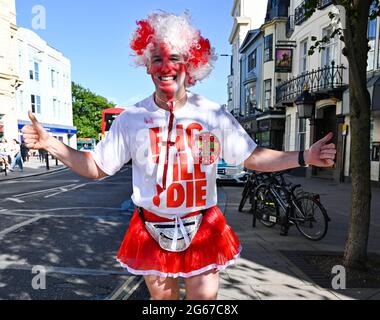 Brighton Royaume-Uni 3 juillet 2021 - un fan d'Angleterre à Brighton avant les tonights European Championship quart final match contre l'Ukraine : Credit Simon Dack / Alamy Live News Banque D'Images