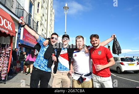 Brighton Royaume-Uni 3 juillet 2021 - l'Angleterre fans à Brighton avant les tonights European Championship quart final match contre l'Ukraine : Credit Simon Dack / Alamy Live News Banque D'Images