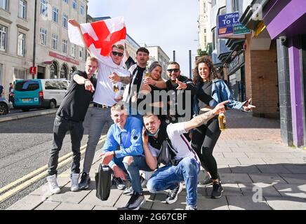 Brighton Royaume-Uni 3 juillet 2021 - l'Angleterre fans à Brighton avant les tonights European Championship quart final match contre l'Ukraine : Credit Simon Dack / Alamy Live News Banque D'Images