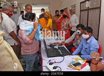 Beawar, Rajasthan, Inde, 3 juillet 2021: Les travailleurs de la santé indiens prennent les détails des résidents pour le vaccin contre la coronavirus COVID-19, dans un centre de vaccination à Beawar. Crédit : Sumit Saraswat/Alay Live News Banque D'Images