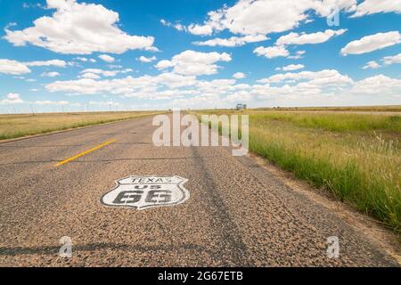 Logo de bouclier peint sur la chaussée sur une route historique vide route 66 Texas USA Banque D'Images