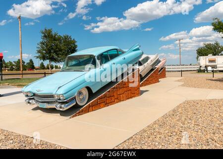 2nd Amendement Cowboy et cadillac eldorado voitures des années 1950 sur l'exposition route 66 Texas Banque D'Images