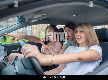 Les copines stupéfait voyagent dans la voiture Banque D'Images