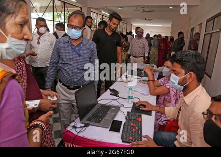 Beawar, Rajasthan, Inde, 3 juillet 2021: Les travailleurs de la santé indiens prennent les détails des résidents pour le vaccin contre la coronavirus COVID-19, dans un centre de vaccination à Beawar. Crédit : Sumit Saraswat/Alay Live News Banque D'Images