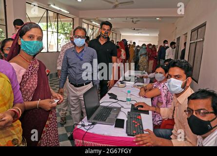 Beawar, Rajasthan, Inde, 3 juillet 2021: Les travailleurs de la santé indiens prennent les détails des résidents pour le vaccin contre la coronavirus COVID-19, dans un centre de vaccination à Beawar. Crédit : Sumit Saraswat/Alay Live News Banque D'Images
