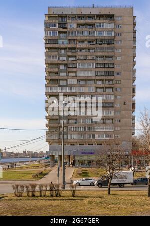 Immeuble résidentiel de masse, tour de haute hauteur sur la nab d'Oktyanrskaya, conçu par les Architectes Goldgor et al, années 1970, Saint-Pétersbourg, Russie Banque D'Images
