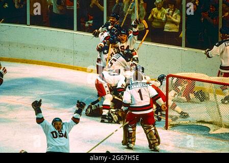 Team USA célèbre sa victoire sur l'URSS lors de la demi-finale masculine de hockey sur glace aux Jeux Olympiques d'hiver 1980. Banque D'Images