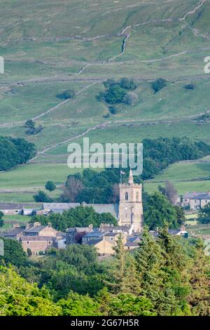 Église paroissiale de St Margarets à Hawes, avec colline de Yorburgh derrière. Wensleydale, North Yorkshire, Royaume-Uni Banque D'Images