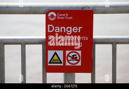 Signe de danger près de la rivière Mersey à Liverpool Banque D'Images
