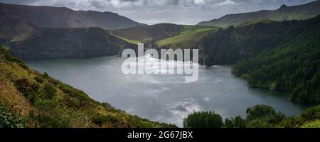 Nuages sombres au-dessus de Lagoa Funda, île Flores, Açores Banque D'Images
