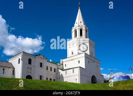 Le Kremlin de Kazan en été, Tatarstan, Russie. Belle vue sur le mur blanc et la tour Spasskaya sous le ciel bleu. Le Kremlin est le principal point de repère de Kazan. Historique a Banque D'Images
