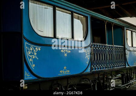 Ville de la ruse, Bulgarie - 21 octobre 2017. Vieilles locomotives et wagons rétro disused sur les voies latérales dans le dépôt au Musée de l'Industrie et R Banque D'Images