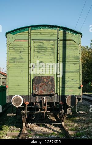 Ville de la ruse, Bulgarie - 21 octobre 2017. Vieilles locomotives et wagons rétro disused sur les voies latérales dans le dépôt au Musée de l'Industrie et R Banque D'Images