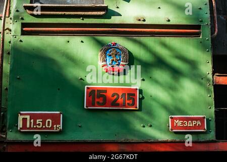 Ville de la ruse, Bulgarie - 21 octobre 2017. Vieilles locomotives et wagons rétro disused sur les voies latérales dans le dépôt au Musée de l'Industrie et R Banque D'Images