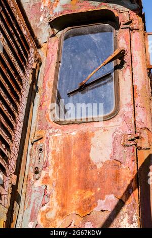 Ville de la ruse, Bulgarie - 21 octobre 2017. Vieilles locomotives et wagons rétro disused sur les voies latérales dans le dépôt au Musée de l'Industrie et R Banque D'Images