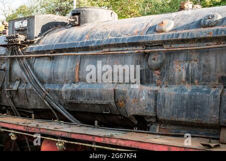 Ville de la ruse, Bulgarie - 21 octobre 2017. Vieilles locomotives et wagons rétro disused sur les voies latérales dans le dépôt au Musée de l'Industrie et R Banque D'Images