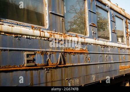 Ville de la ruse, Bulgarie - 21 octobre 2017. Vieilles locomotives et wagons rétro disused sur les voies latérales dans le dépôt au Musée de l'Industrie et R Banque D'Images