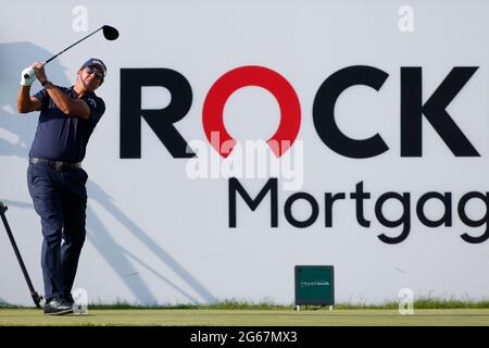 Detroit, MICHIGAN, États-Unis. 3 juillet 2021. Phil Mickelson frappe son tee shot sur le 7ème trou le 3 juillet 2021 pendant la Rocket Mortgage Classic au Detroit Golf Club à Detroit, Michigan. Crédit : action plus Sports/Alamy Live News Banque D'Images