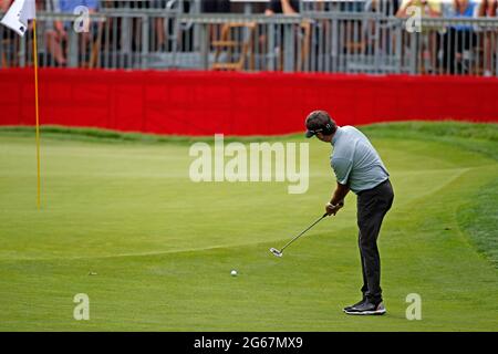 Detroit, MICHIGAN, États-Unis. 3 juillet 2021. Bubba Watson puts sur le 9ème trou le 3 juillet 2021 pendant la Rocket Mortgage Classic au Detroit Golf Club à Detroit, Michigan. Crédit : action plus Sports/Alamy Live News Banque D'Images