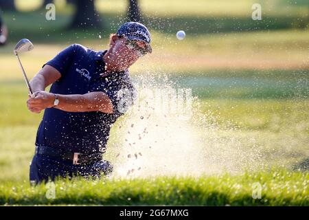 Detroit, MICHIGAN, États-Unis. 3 juillet 2021. Phil Mickelson est sorti d'un piège de sable sur le troisième trou le 3 juillet 2021 lors de la Rocket Mortgage Classic au Detroit Golf Club à Detroit, Michigan. Crédit : action plus Sports/Alamy Live News Banque D'Images