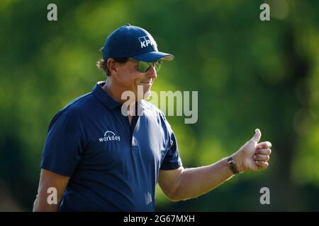 Detroit, MICHIGAN, États-Unis. 3 juillet 2021. Une silhouette de Phil Mickelson donne un pouce aux fans le 3 juillet 2021 lors de la Rocket Mortgage Classic au Detroit Golf Club à Detroit, Michigan. Crédit : action plus Sports/Alamy Live News Banque D'Images