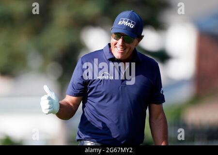 Detroit, MICHIGAN, États-Unis. 3 juillet 2021. Une silhouette de Phil Mickelson donne un pouce aux fans alors qu'il marche le 7ème trou le 3 juillet 2021 pendant la Rocket Mortgage Classic au Detroit Golf Club à Detroit, Michigan. Crédit : action plus Sports/Alamy Live News Banque D'Images