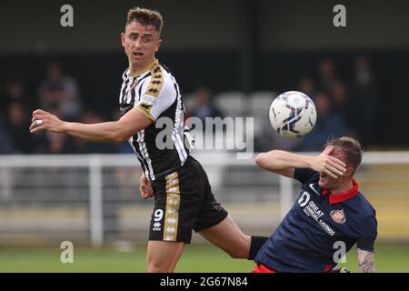 SPENNYMOOR, ROYAUME-UNI. 3 JUILLET Glen Taylor de Spennymoor Town dirige le ballon lors du match amical pré-saison entre Spennymoor Town et Sunderland au Brewery Field, Spennymoor, le samedi 3 juillet 2021. (Crédit : will Matthews | MI News) crédit : MI News & Sport /Alay Live News Banque D'Images