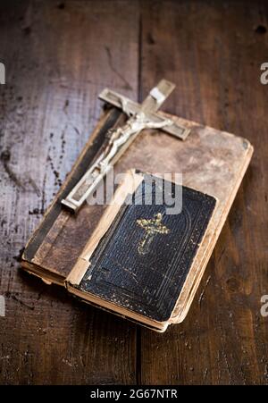 Crucifix et la Sainte Bible sur une table rustique en bois. Christianisme, religion, symbole religieux. Prière. Banque D'Images