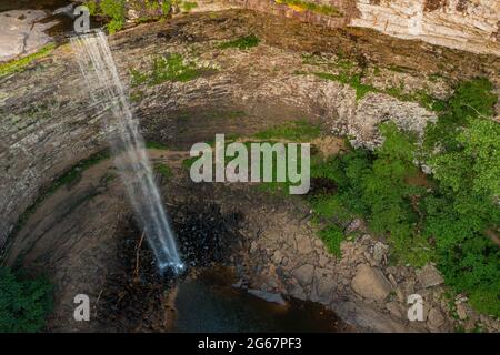 L'eau qui coule sur le bord de la falaise à ozone tombe dans le Tennessee comme l'eau coule dans la piscine en dessous Banque D'Images