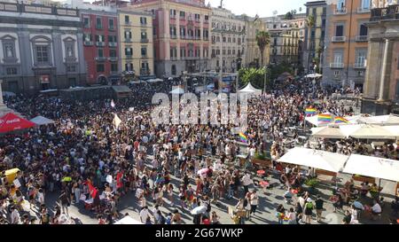 naples, Campanie, ITALIE. 3 juillet 2021. 07/03/2021 Naples, Piazza Dante Alighieri cet après-midi, il y a eu le défilé annuel de la Pryde gay 2021 en milliers rassemblés sur la célèbre place pour se souvenir des droits des homosexuels crédit: Fabio Sasso/ZUMA Wire/Alamy Live News Banque D'Images