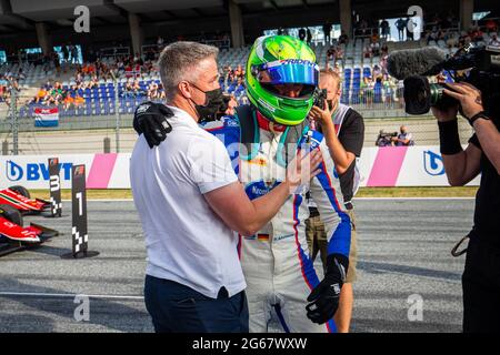 Schumacher David (ger), Trident Racing, Dallara F3, portrait célébrant sa victoire dans la course 2 avec son père Ralf lors du 3ème tour du Championnat de Formule 3 2021 de la FIA du 3 au 4 juillet 2021 sur le Red Bull Ring, à Spielberg, Autriche - photo Sebastiaan Rozendaal / Dutch photo Agency / DPPI Banque D'Images