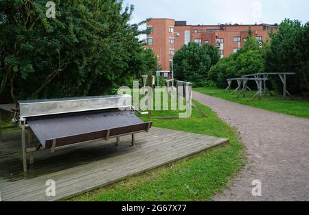 Matériel de lavage, d'essorage et de séchage des tapis dans un quartier résidentiel sur le front de mer à Helsinki. Le lavage des tapis et des tapis extérieurs est une coutume locale Banque D'Images