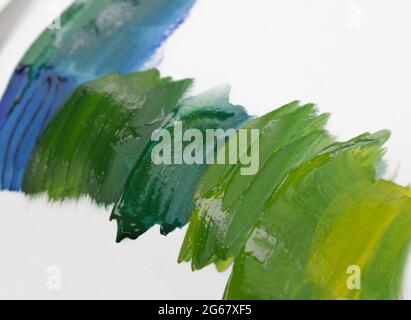 nuances de peinture verte et bleue sur une feuille blanche. Banque D'Images