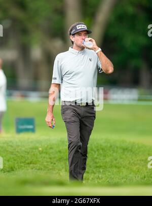 Detroit, Michigan, États-Unis. 3 juillet 2021. Bubba Watson, de Bagdad, en Floride, se promène sur le 18e fairway au Rocket Mortgage Classic. Crédit : David Donoher/ZUMA Wire/Alay Live News Banque D'Images