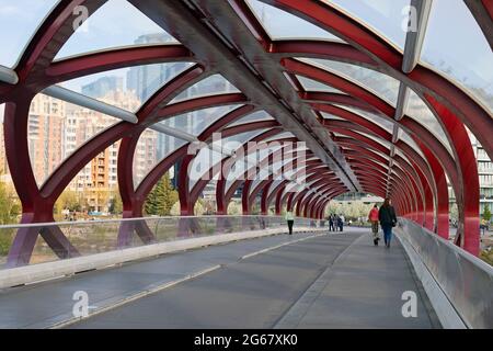 Les gens qui passent par le pont Peace qui traverse la rivière Bow jusqu'au centre-ville de Calgary. Banque D'Images