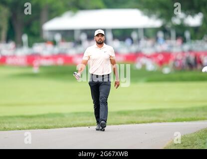 Detroit, Michigan, États-Unis. 3 juillet 2021. Jason Day, de Brisbane, en Australie, se promène jusqu'au 14ème trou au Rocket Mortgage Classic. Crédit : David Donoher/ZUMA Wire/Alay Live News Banque D'Images