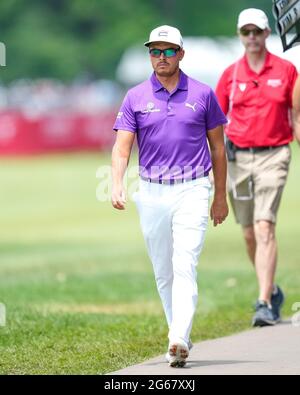 Detroit, Michigan, États-Unis. 3 juillet 2021. Rickie Fowler, de Murrieta, Californie, se rend au 14ème trou de la Rocket Mortgage Classic. Crédit : David Donoher/ZUMA Wire/Alay Live News Banque D'Images