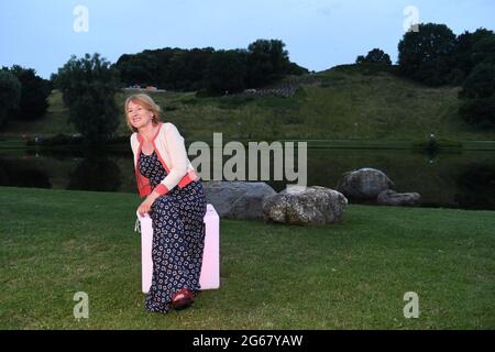 Munich, Allemagne. 03ème juillet 2021. L'actrice Corinna Harfouch se trouve devant le cinéma du lac olympique (en plein air) avant la première du film « la fille aux mains d'or » au Festival international du film de Munich. Credit: Felix Hörhager/dpa/Alay Live News Banque D'Images