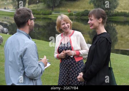 Munich, Allemagne. 21 mai 2015. L'actrice Corinna Harfouch (m) et la réalisatrice Katharina Marie Schubert (r) parlent à la journaliste Philipp Crone (l) avant la première du film "la fille aux mains d'or" au Festival International du film de Munich en face du Kino am Olympiasee (en plein air). Credit: Felix Hörhager/dpa/Alay Live News Banque D'Images