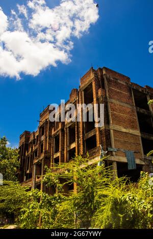 Vieux bâtiment abandonné, anciens bâtiments détruits par la guerre Banque D'Images