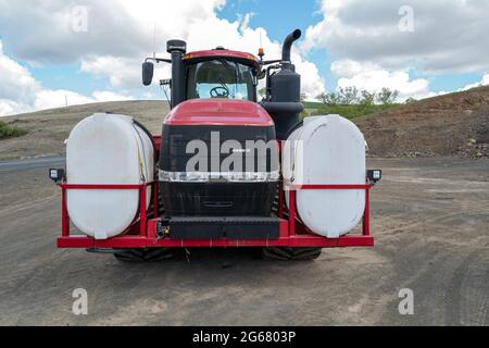 L'avant d'un tracteur case IH Steiger JTI 620 Quadtrac dans un parking près de Wilcox, Washington, États-Unis Banque D'Images