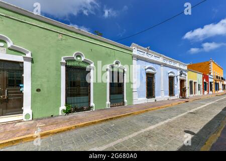 Couleurs vives dans les maisons coloniales par un jour ensoleillé à Campeche, Mexique. Banque D'Images