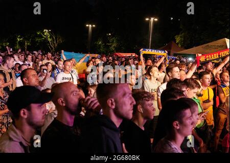 KHARKIV, UKRAINE - 3 JUILLET 2021 : EURO 2020 Ukraine - Angleterre. Les fans ukrainiens de football applaudissent à la zone des fans de Kharkiv Banque D'Images