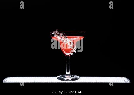 cocktail de daiquiri hemingway avec pamplemousse en verre sur fond noir Banque D'Images