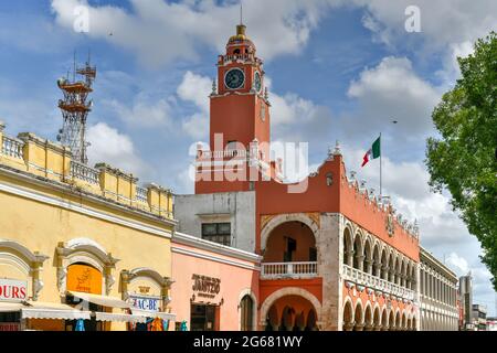 Merida, Mexique - 24 mai 2021 : façade de l'hôtel de ville (Palacio Municipal) à Merida, Yucatan, Mexique. Banque D'Images