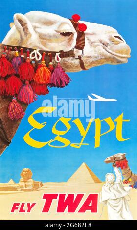 Fly TWA, Égypte, affiche de voyage d'époque, TWA – Trans World Airlines a fonctionné de 1930 à 2001. Affiche haute résolution. Banque D'Images