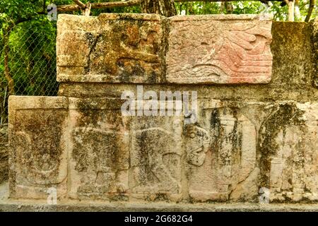 Templo de las grandes Mesas (Temple de la Table) au centre du site archéologique de Chichen Itza à Yucatan, au Mexique. Chichen Itza est une Herita du monde de l'UNESCO Banque D'Images